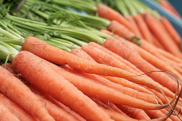 File:Baby carrots with leaf.jpg
