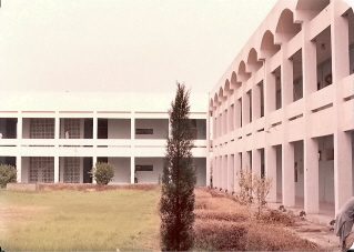 File:View of Courtyard of Quaid-e-Azam Medical College.jpg