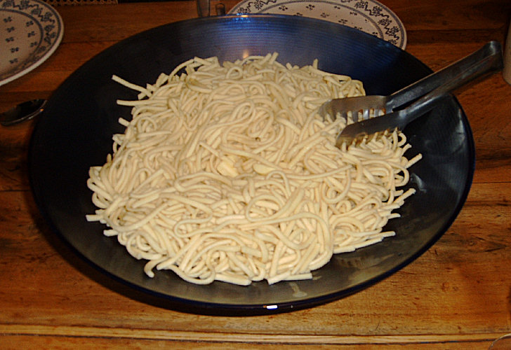 File:Spätzle mit etwas Butter.jpg