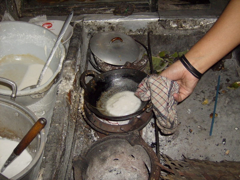 File:Cara menggoreng srabi Solo (pasar Pon)01.jpg