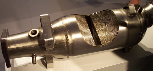 File:Aufgeschnittener Metall Katalysator für ein Auto.jpg