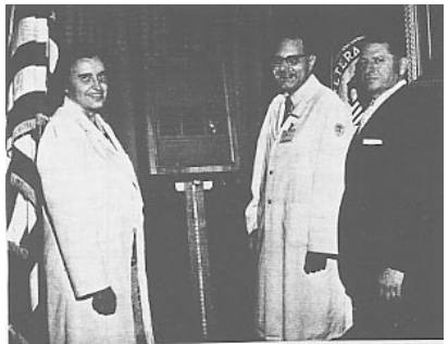 File:Sterling and Yalow receiving Middleton Award 1973.png