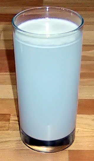 File:WaterAndFlourSuspensionLiquid.jpg