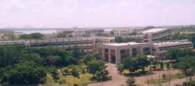 File:ACPM Medical College, Dhule, Maharashtra (day view).jpg