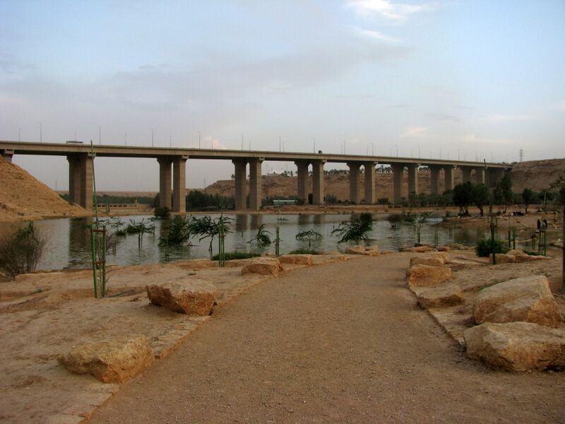 File:Lake at Wadi Hanifah (5218227168).jpg