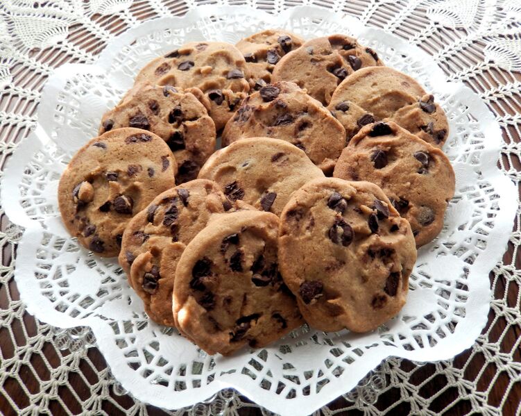 File:Cookies on a doily.jpg