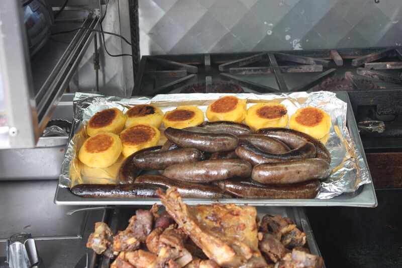 File:Llapingachos and chorizos.jpg