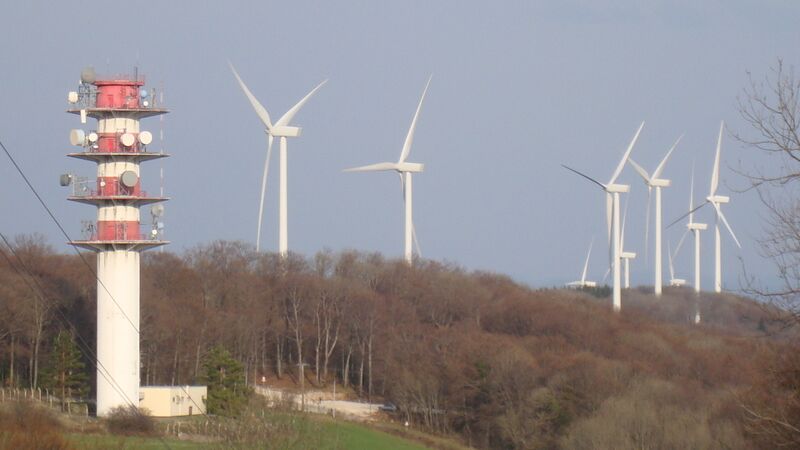 File:EoliennesduLomont.JPG