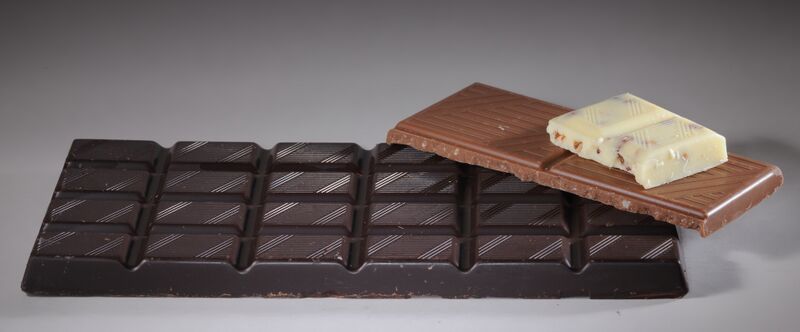 File:Schokolade-schwarz-braun-weiss.jpg