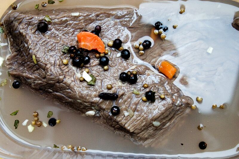 File:Sauerbraten-mariniert.jpg