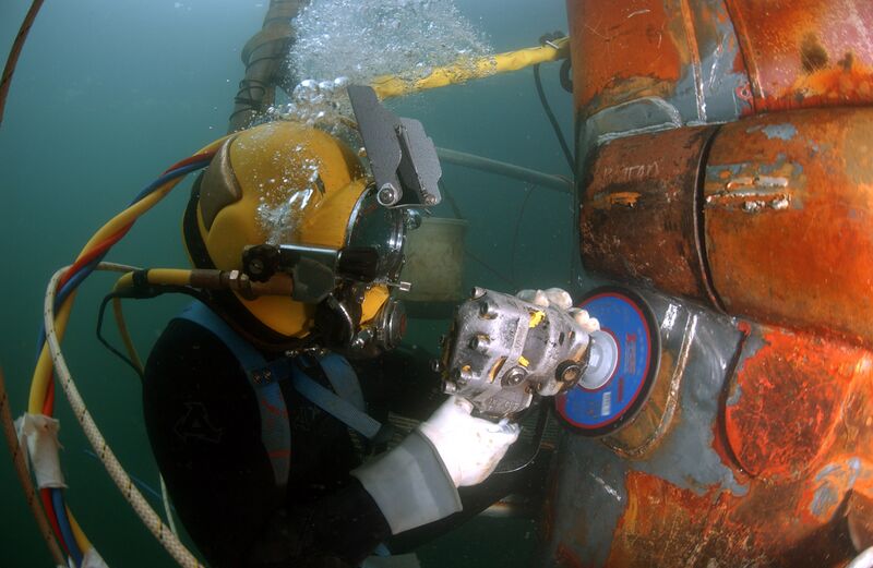 File:Working Diver 02.jpg