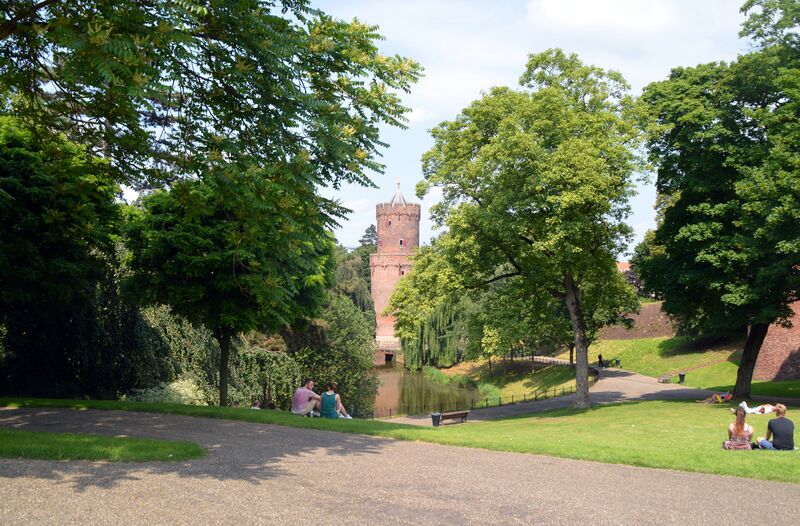 File:Nijmegen Stadscentrum Kronenburger park zomer.jpg