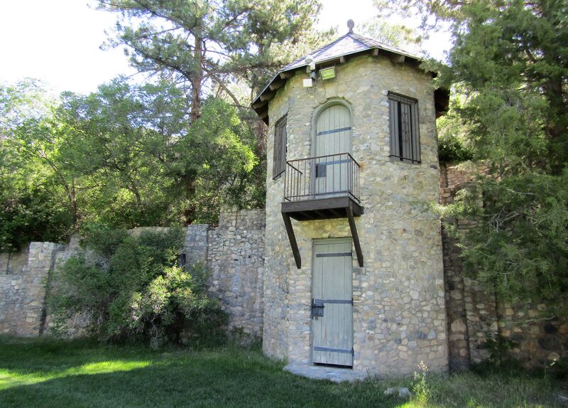 File:Castle Amphitheater tower (42822578142).jpg