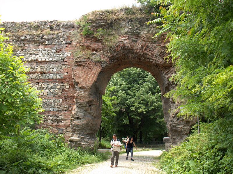 File:Diocletianopolys-Hisarya South Gate.JPG