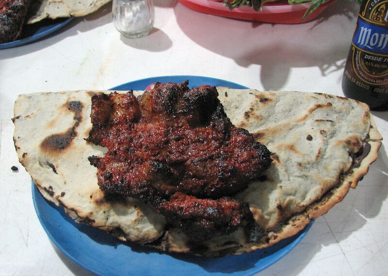File:Tlayuda con falda.jpg
