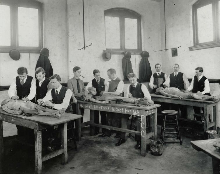 File:PCOM Archives 1908 Dissection Lab.jpg