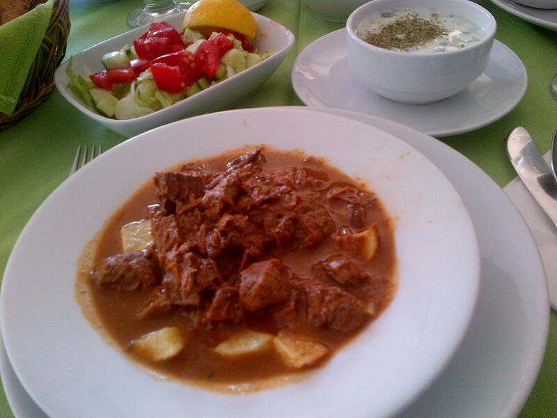 File:Tas kebap and cacık.jpg