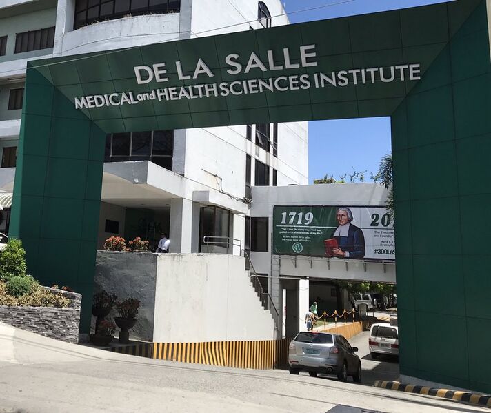 File:DLSMHSI welcoming arch.jpg