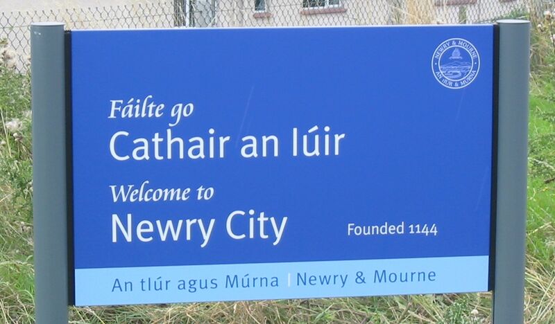 File:Bilingual welcome sign Newry.jpg