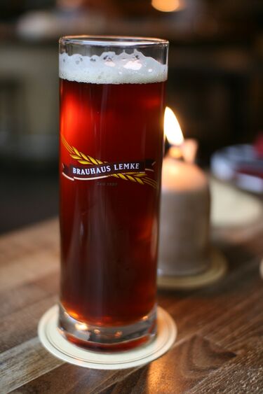 File:Lemke dunkel beer in glass.jpg