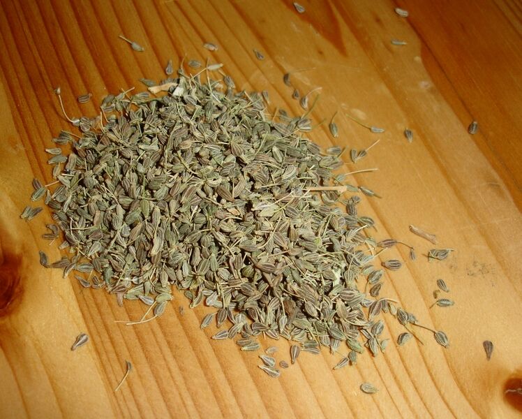 File:Aniseed on wooden table.jpg