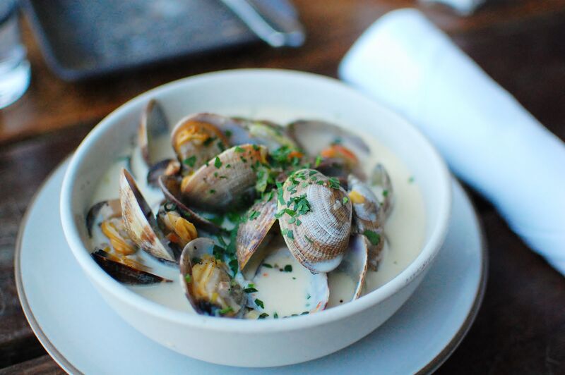 File:Clam chowder with whole clams.jpg