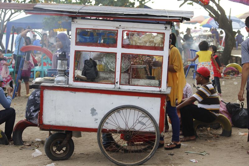 File:Sate seller in Puruih beach.JPG