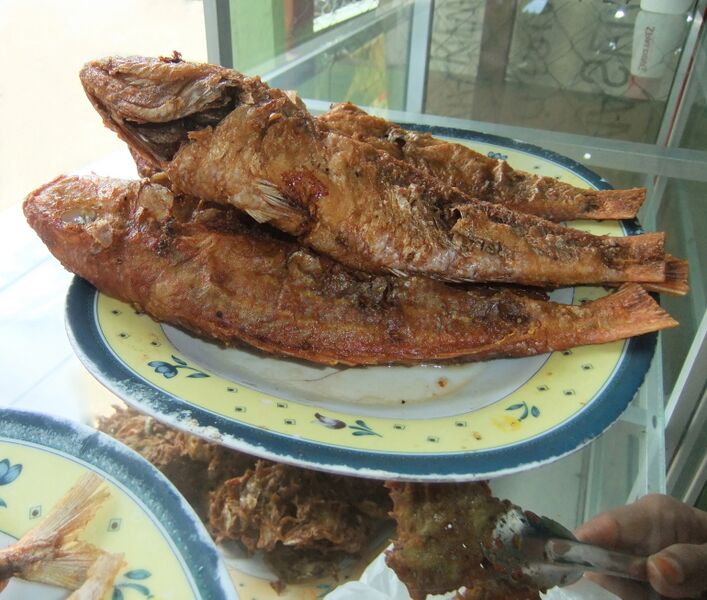 File:Goreng ikan merah Palopo.JPG