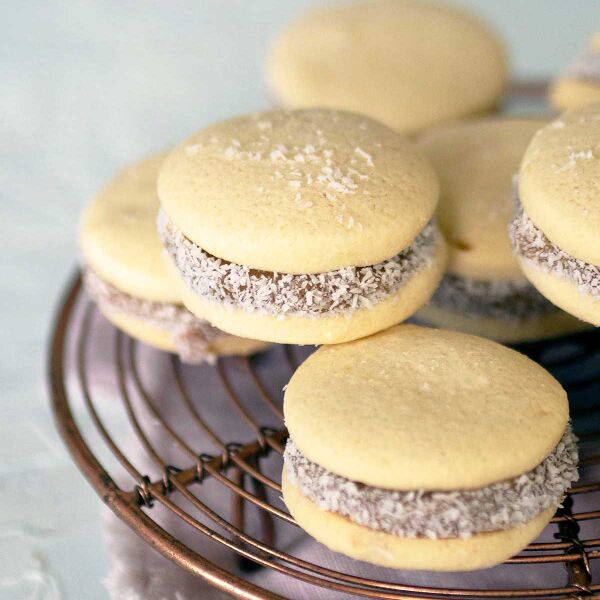 File:Alfajores-de-maicena-biscuits-recipe.jpg