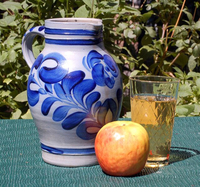 File:Apfelwein Geripptes Bembel.jpg
