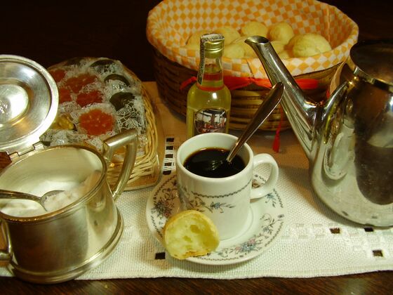 File:Pao de queijo com cafe.jpg