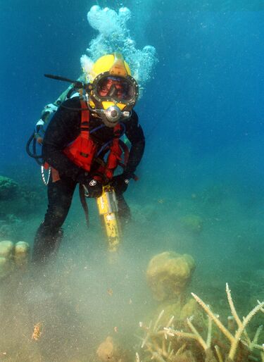 File:970216-N-3093M-002 Underwater Construction Training.jpg
