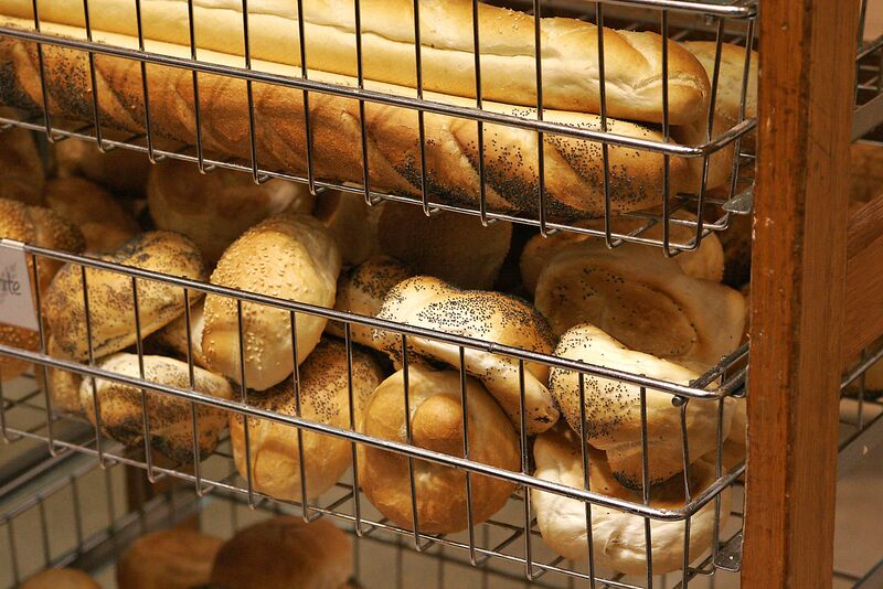 File:Bread rolls at a bakery.jpg