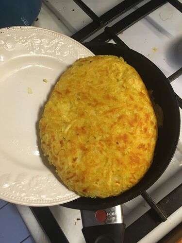 File:Rösti wenden mithilfe eines Tellers.jpg