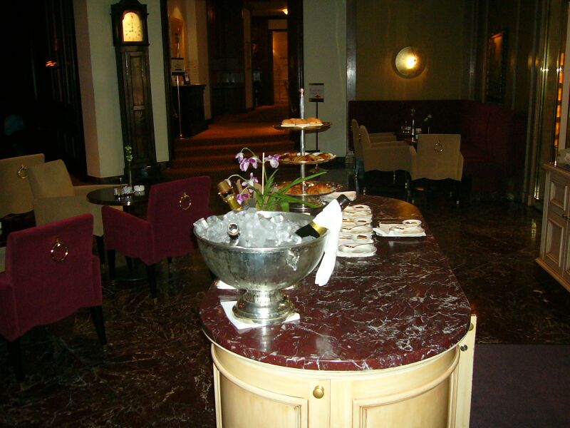 File:Anrichte-Kempinski.jpg
