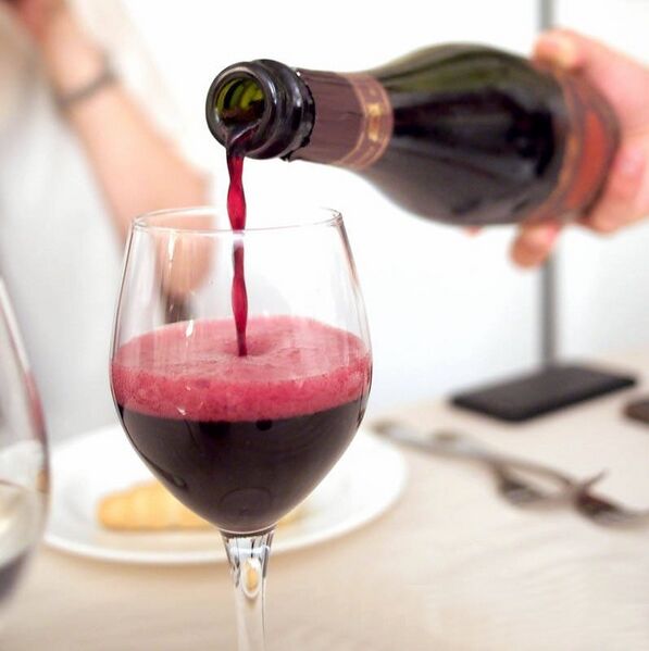 File:Glass of lambrusco (19545132502).jpg