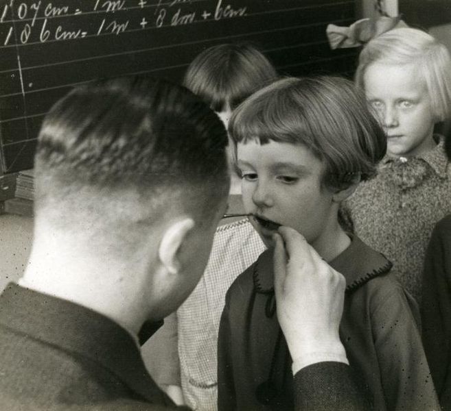 File:Schooltandarts School dentist.jpg