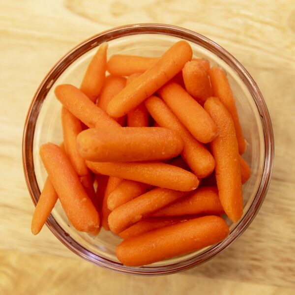 File:Raw Carrots in Bowl.jpg
