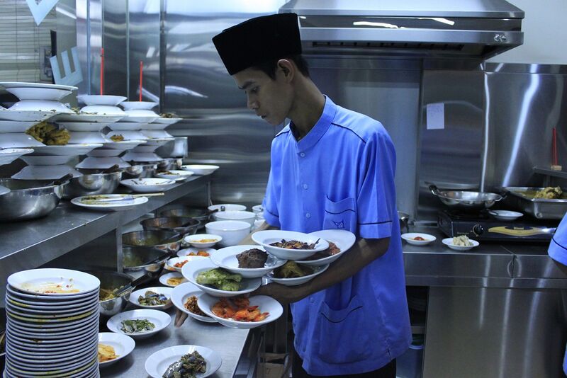 File:Waiter at a Padang restaurant.jpg
