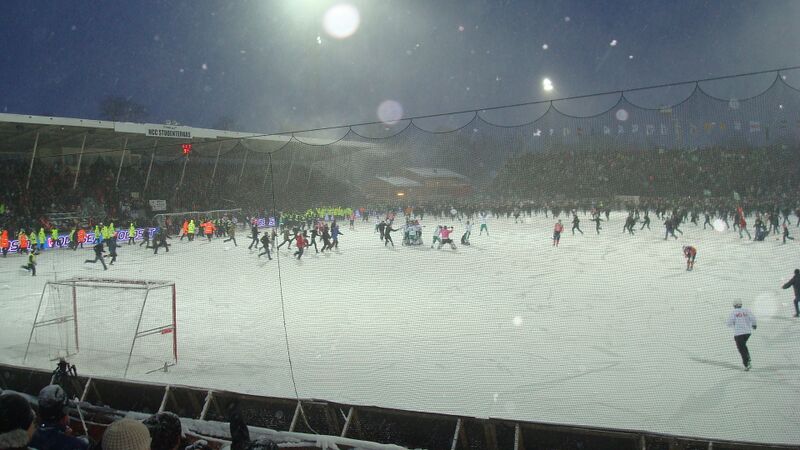 File:Bandyfinal2010 hammarby celebration.jpg