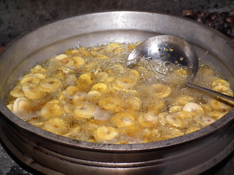 File:Banana Chips preparation.jpg