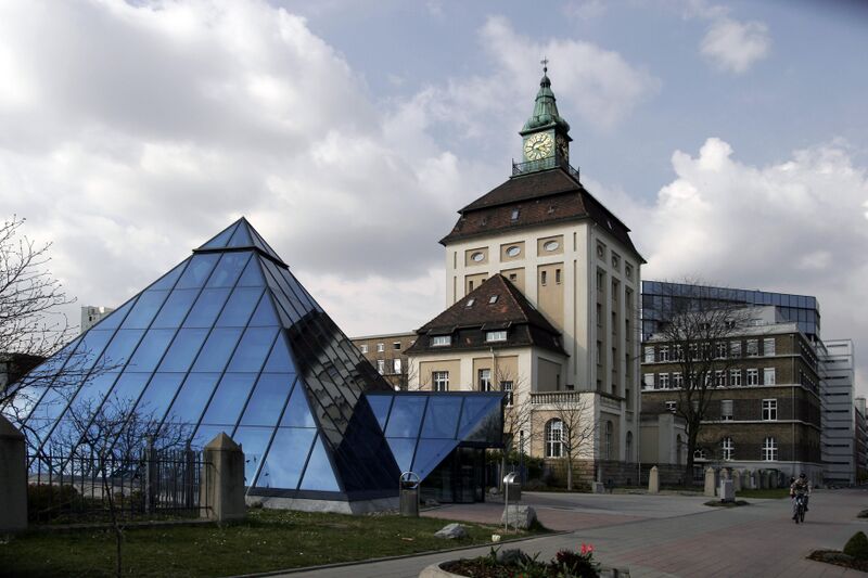 File:Merck KGaA Pyramide Gruener Turm.jpg