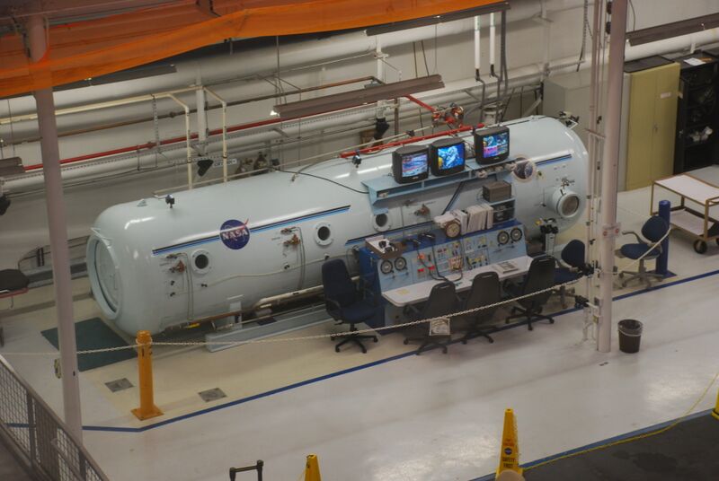 File:Nasa decompression chamber.jpg