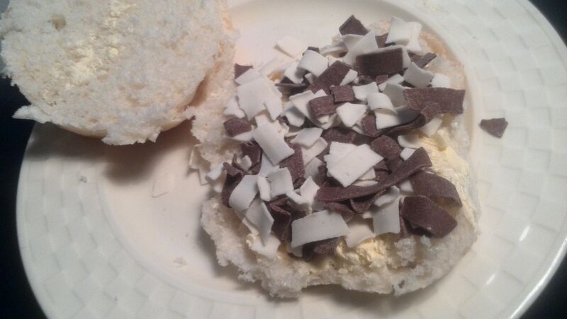File:Bolletje met chocoladevlokken.jpg