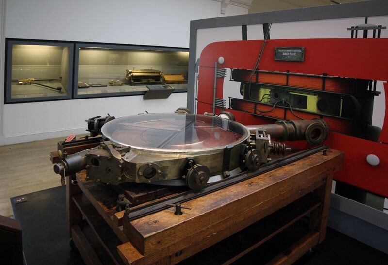 File:1937-French-cyclotron.jpg