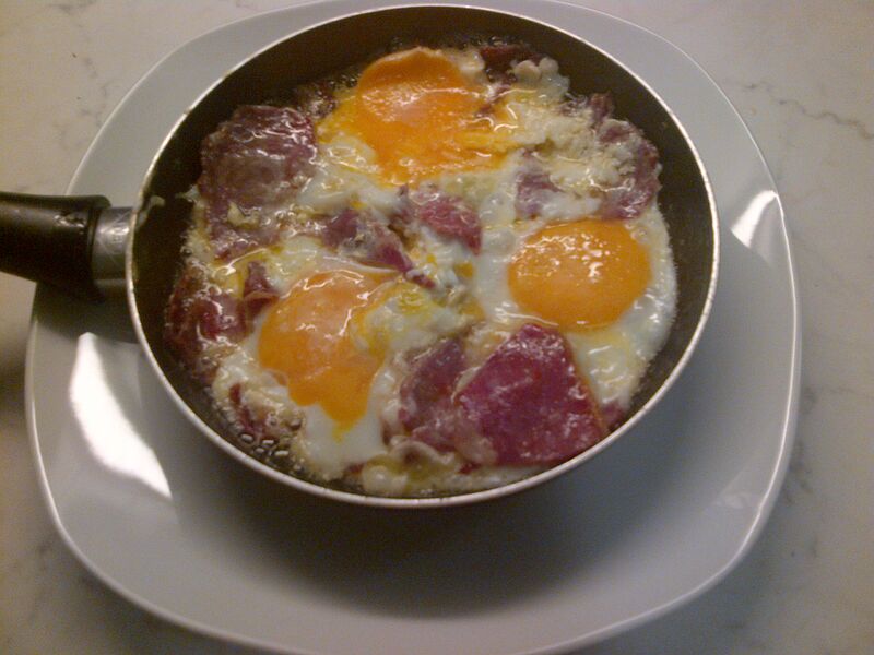 File:Pastirma with three eggs.jpg