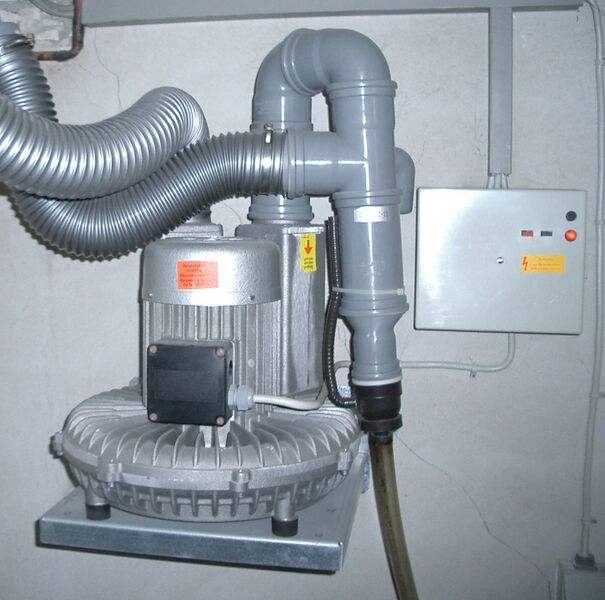 File:2003-12-03-Saugmaschine.JPG