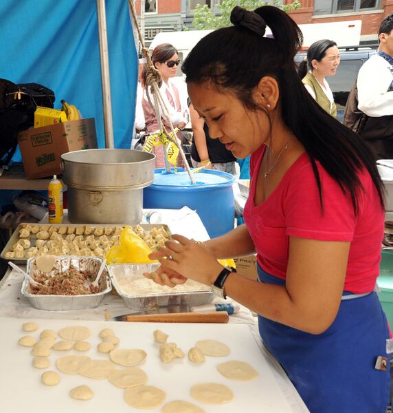 File:Making mo-mos pastry.jpg
