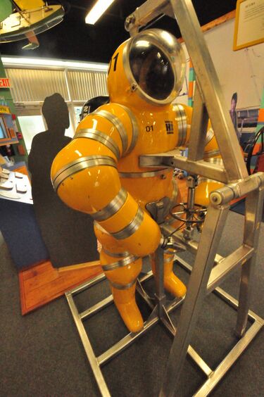 File:Newtsuit atmospheric diving suit.jpg