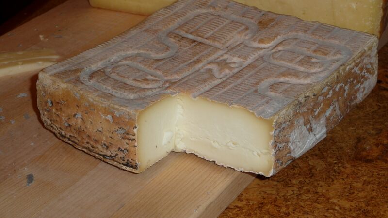 File:Taleggio vecchia lavorazione (3323694182).jpg